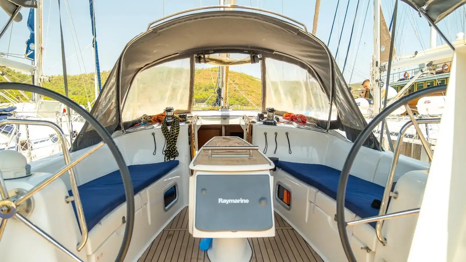 Safir'in bimini altındaki kokpiti, marinada