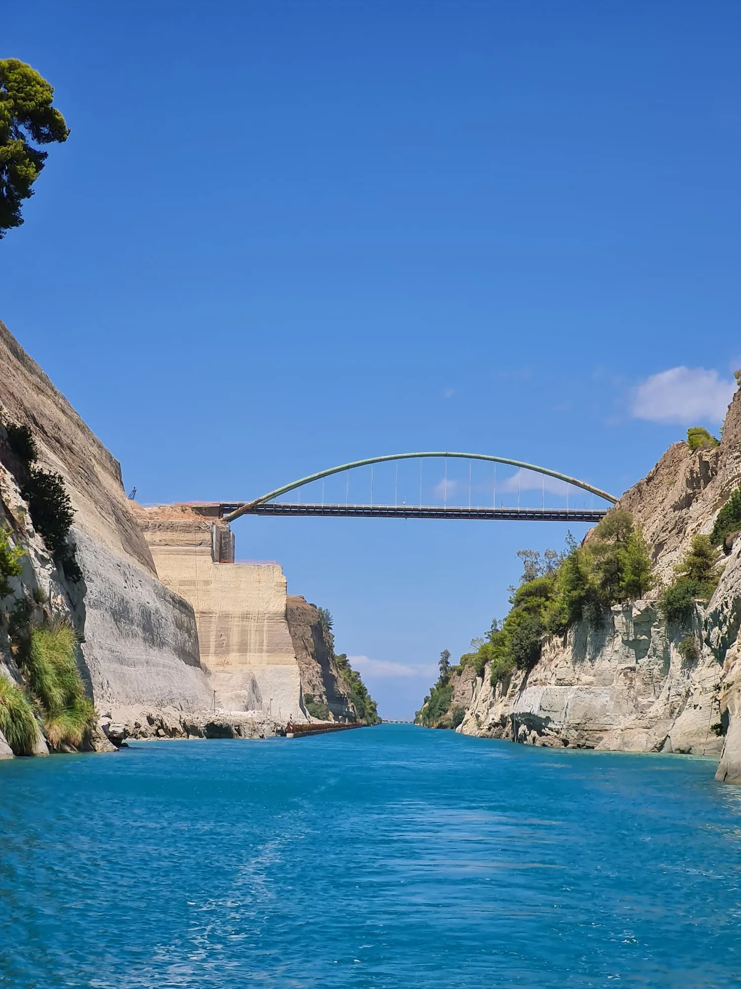 Korint Kanalı'ndan geçiş